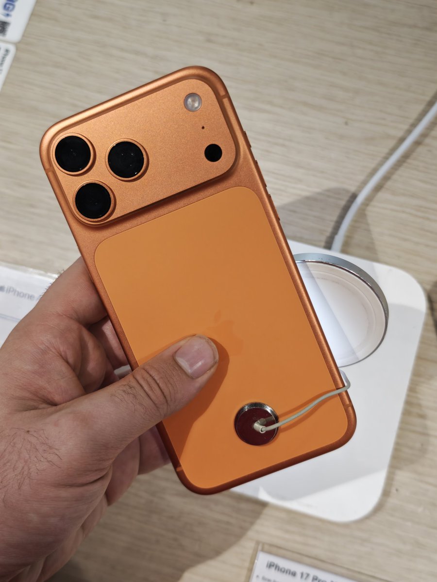 tomydorfr's tweet image. En démonstration Fnac Montpellier 
iPhone 17 Pro Max Orange cosmique
#AppleEvent #Apple #iPhone17ProMax