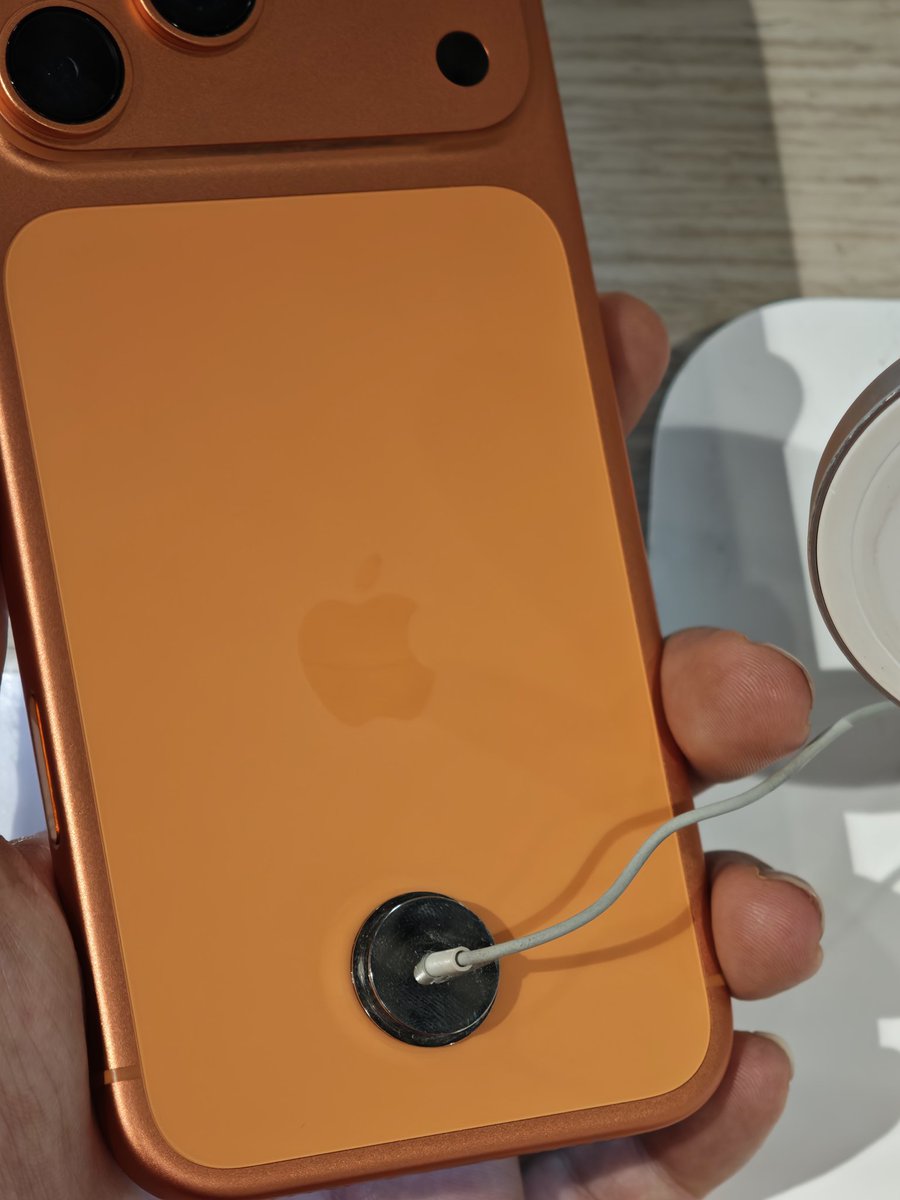 tomydorfr's tweet image. En démonstration Fnac Montpellier 
iPhone 17 Pro Max Orange cosmique
#AppleEvent #Apple #iPhone17ProMax