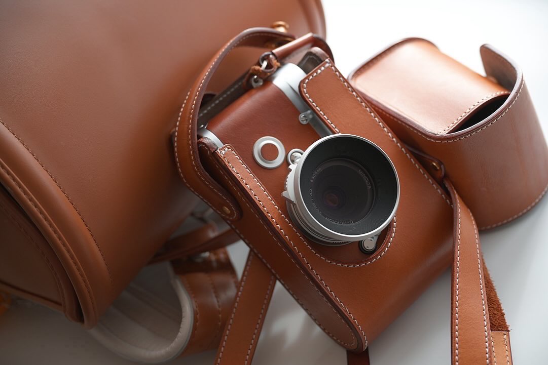 BarnackJh's tweet image. 『ライカ X ランドセル 』

子どものランドセルとライカMP🎒📷
バレニア風のキャメル色とバレニアレザーのマッチングが非常に良い🫶🏻
使ってないけどホルスターもいい感じ🤩

#holster #leica #leicamp #grokkor28mmf35 #ランドセル #キャメル #バレニア