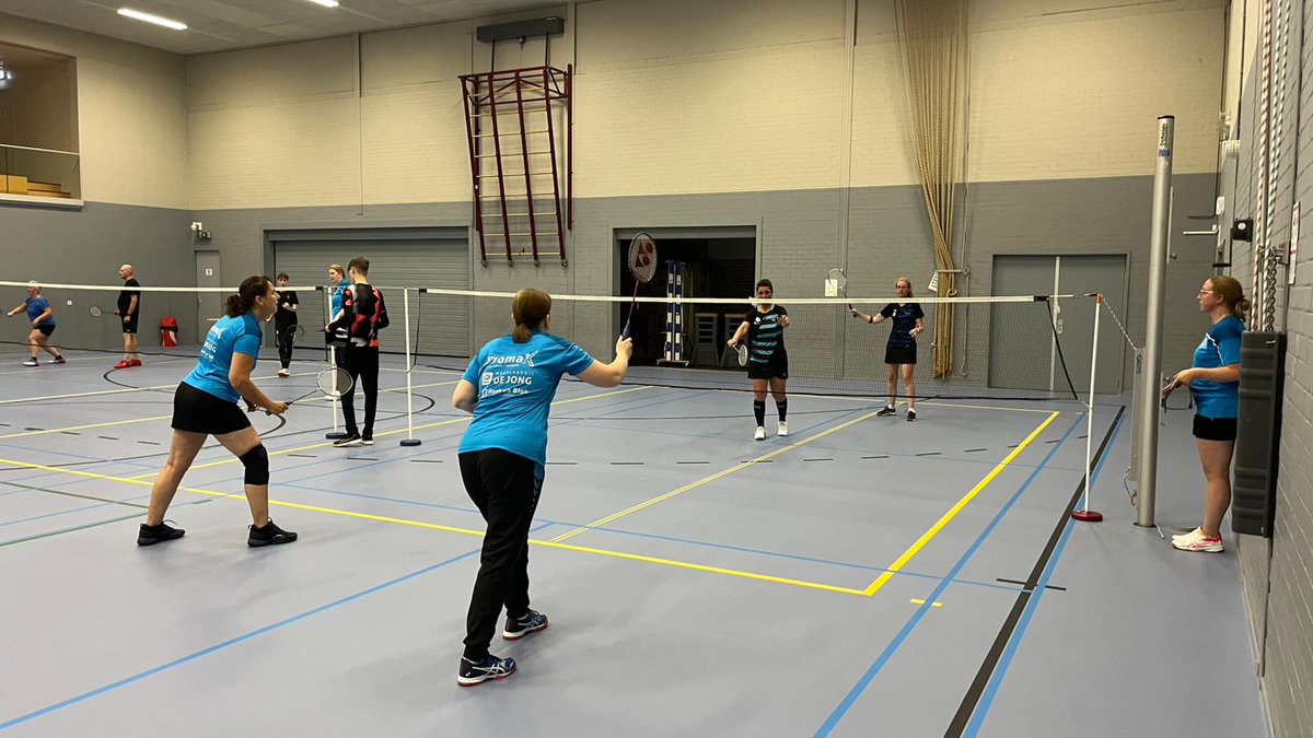 BCNRhoon's tweet photo. 🏸 Seizoenstart met winst voor BCN Rhoon 1! 💪 Vrijdag 3-5 gewonnen van Strijen, ondanks afwezigen. Dank aan Marjolein voor het invallen! 🔥 Zin om te badmintonnen? Kom langs op woensdag of vrijdag in sporthal Rhoon. Iedereen welkom! 🙌 #badminton #rhoon #sportief https://t.co/nFqCgP0Sgq