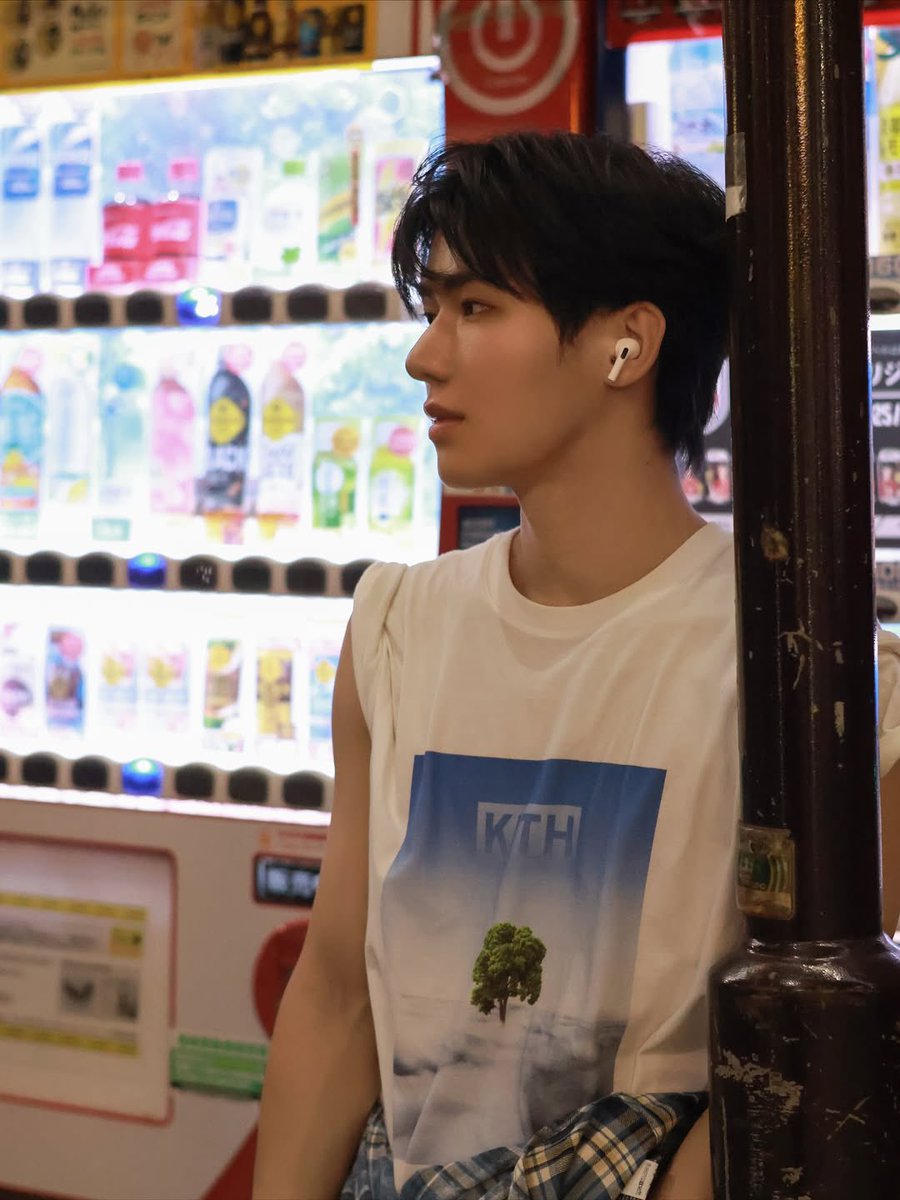 My new favorite yichen pics he looks so good asgdjfh 🤒