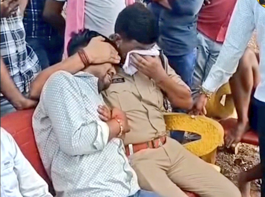 पुलिस के सीने में भी दिल होता है। 

#शिवपुरी में लापता किशोरी का हाथ-पैर बंधा शव कुए में मिला। सभी दुखी थे। मौके पर पहुंचे भौती थाना प्रभारी मनोज की आंखों से आंसू छलक पड़े। उन्होंने पीड़ित परिवार को गले लगाकर न्याय दिलाने का भरोसा दिया। 

<a href="/policeimagerfms/">पुलिस छवि सुधार:-एक मुहिम</a> #Police #viralvideo