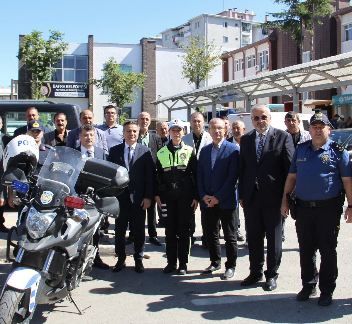 📍Bafra

İlçemizde görev yapan ilk ve tek kadın şahin polis memurumuz ile bir araya gelerek başarı hikayesini dinledik.

Cesareti, azmi ve özverisiyle tüm kadınlara ilham olan kıymetli memurumuzla gurur duyuyor, görevinde başarılar diliyorum. 👮‍♀️💐