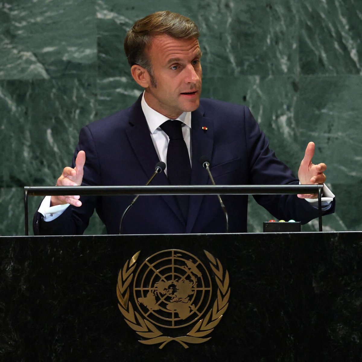 Il y a d'abord eu cette grande marche contre l'antisémitisme, en novembre 2023, à laquelle Emmanuel Macron n'avait pas participé.

Il y a eu cette réunion, tout sourire, avec les dirigeants iraniens qui ont pour projet de « rayer Israël de la carte ».

Il y a eu ce silence de la