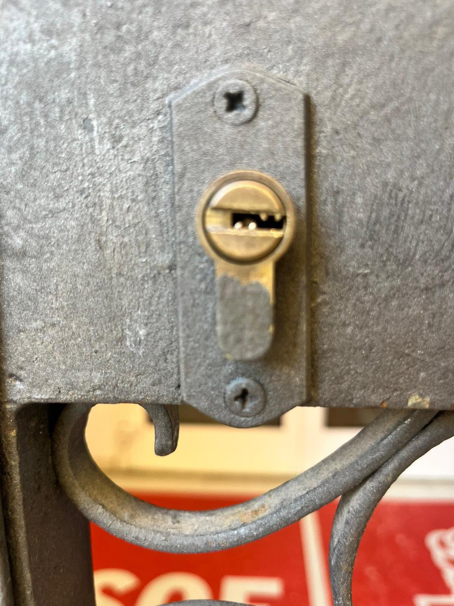 Nuestra Casa del Pueblo ha sido objeto de un ataque de odio y vandalismo por sujetos amparados en la cobardía y el anonimato.

Ya ha sido puesto en conocimiento de las Fuerzas y Cuerpos de Seguridad del Estado. 

Ni un paso atrás en la defensa de la libertad y la democracia.