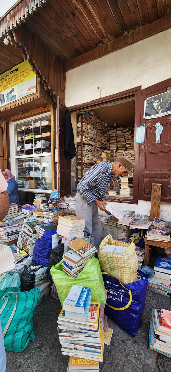 محمد العزيزي، المعروف بمحمد عزيز، بائع كتب مستعملة شهير في المدينة العتيقة بالرباط. ويقضي فيها حوالي 7 ساعات يوميًا بيع وقرائة في الكتب منذ الستينيات و تشير إلى أنه تجاوز 5000 كتاب، مما يجعله رمزًا ثقافيًا في المنطقة