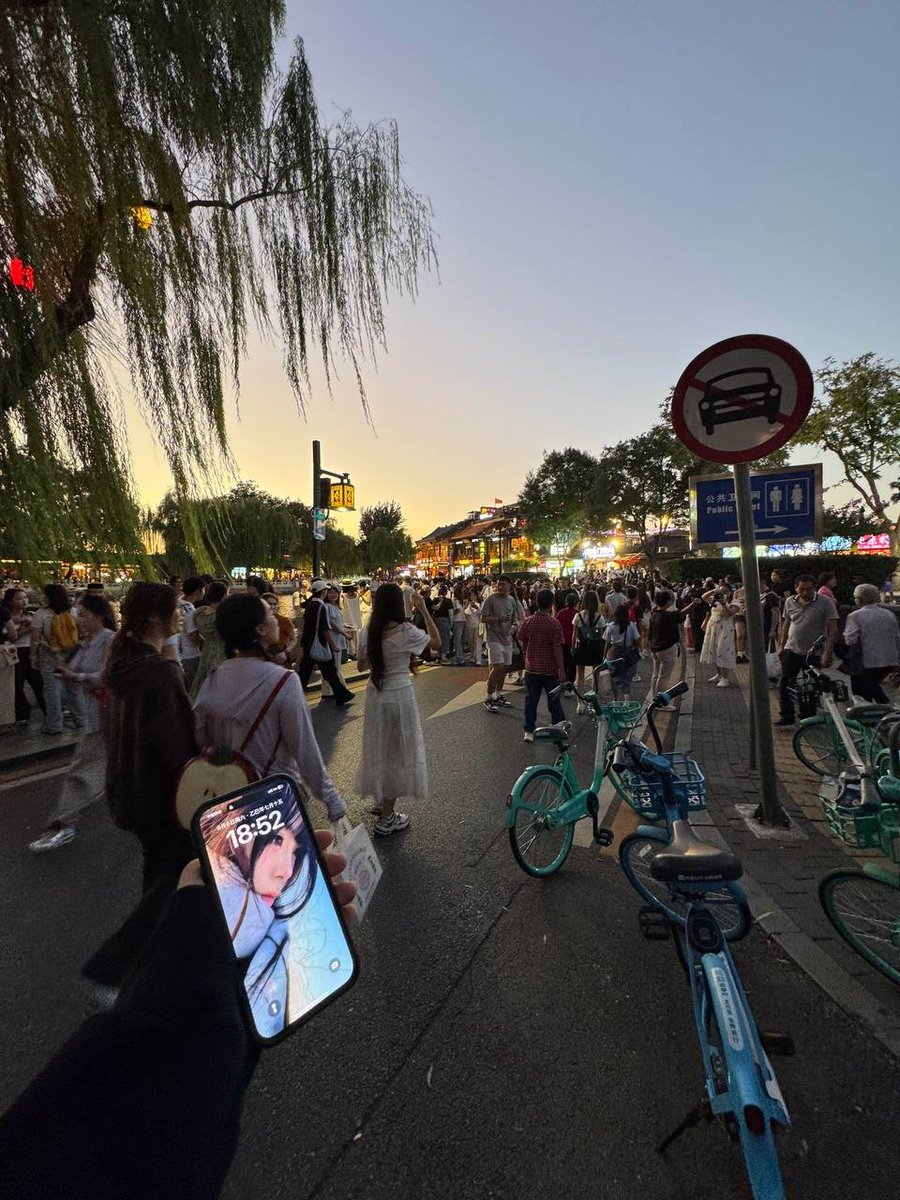 nbbbhbbcff's tweet photo. 在天上飞了一天了都没有呼吸到一口新鲜空气，下班出来走走感觉自己又满血复活 https://t.co/d2RIj4lBSj