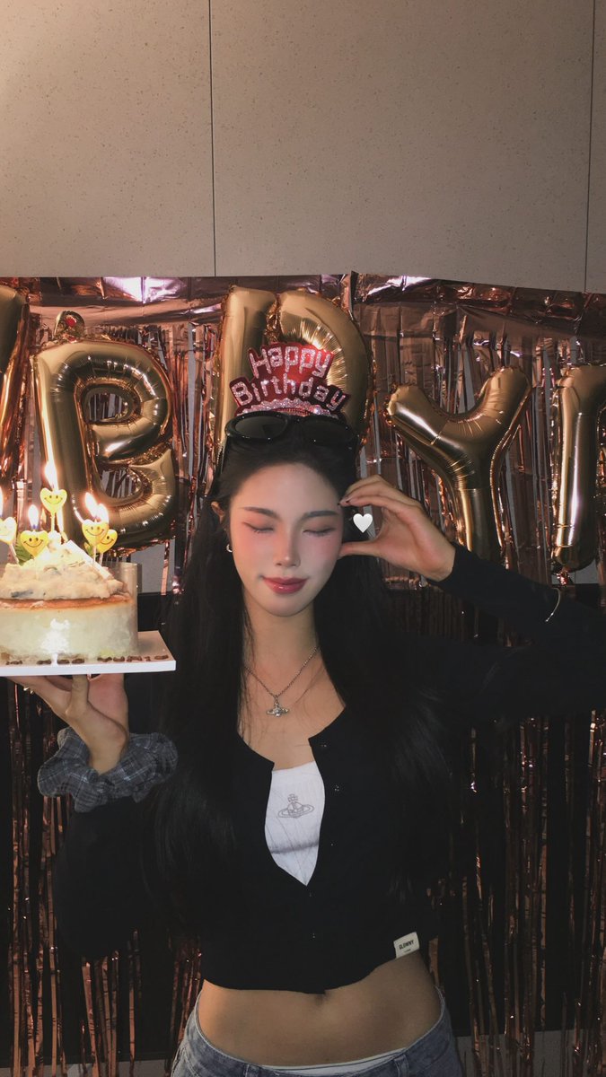 LSugardoll's tweet photo. More pics from #TRI_BE's 1st choreographer in the #DoomDoomTa, #Rub_A_Dum & #Ujuro era, #SonYuri's (@y_rrii) birthday celebration at #Kelly's hometown #Kaohsiung after #Hwasa #TWIT concert (she belongs to the #TWITS dance team). Unnie loves all #TR7BE mb. #트라이비 #tribeDaloca https://t.co/n1BK0mLe3c