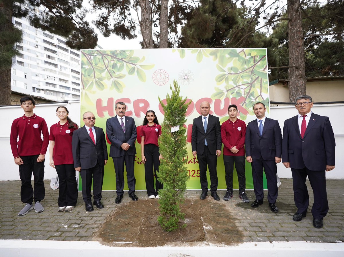 Yusuf__Tekin's tweet photo. 📍Bakü

Bugün dost ve kardeş ülke Azerbaycan'da, kıymetli mevkidaşım Sayın Emin Amrullayev, AK Parti Genel Başkan Yardımcımız Sayın Kürşad Zorlu ve MHP Genel Başkan Yardımcısı Sayın Zühal Topcu ile birlikte Bakü Türk Anadolu Lisesi Ahmedli Yerleşkemizin açılışını gerçekleştirerek, bu güzide okulu evlatlarımızla buluşturmanın mutluluğunu yaşadık.

Türkiye olarak Azerbaycan'la olan ilişkilerimiz kardeşlik, kültürel ve tarihi bağlar temelinde şekillenmiştir. Türkiye Yüzyılı'nda, Türk dünyası ile her alanda olduğu gibi eğitimde de ilişkilerimizi derinleştirmek, bizler için tarihi bir sorumluluktur. Evlatlarımızı bu bilinçle yetiştirme gayesiyle Türkiye Yüzyılı Maarif Modeli başta olmak üzere birçok farklı çalışmayı hayata geçirdik.

Yeni okulumuz, Bakülü öğrencilerimize hayırlı uğurlu olsun.