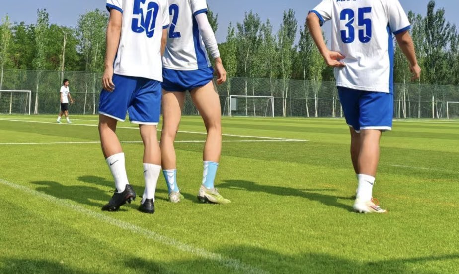 很久前就想roll足球袜，之前离队就不再执教了机会也比较少，但当我今天回俱乐部的时候，大吃一惊，那就干脆roll几双足球袜吧，转发帖子两双足球袜两双袜套。