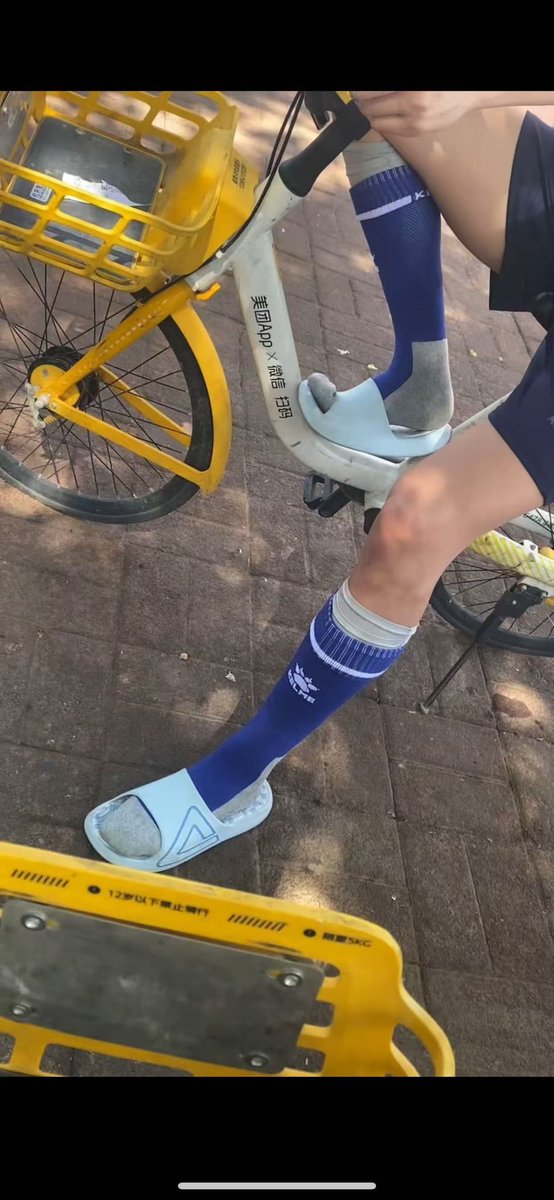 markwu29079947's tweet image. 很久前就想roll足球袜，之前离队就不再执教了机会也比较少，但当我今天回俱乐部的时候，大吃一惊，那就干脆roll几双足球袜吧，转发帖子两双足球袜两双袜套。