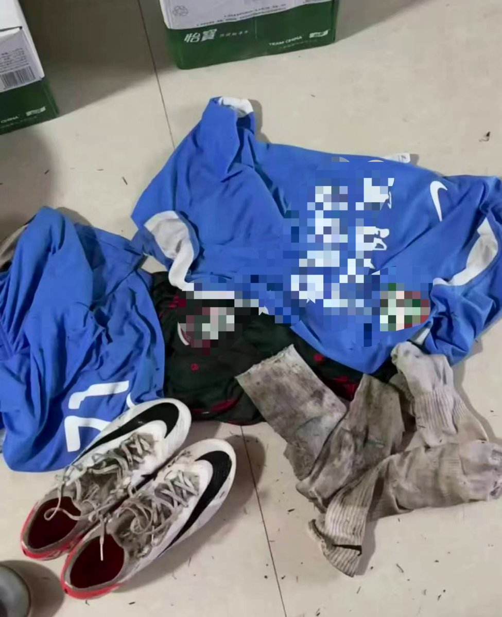 markwu29079947's tweet image. 很久前就想roll足球袜，之前离队就不再执教了机会也比较少，但当我今天回俱乐部的时候，大吃一惊，那就干脆roll几双足球袜吧，转发帖子两双足球袜两双袜套。