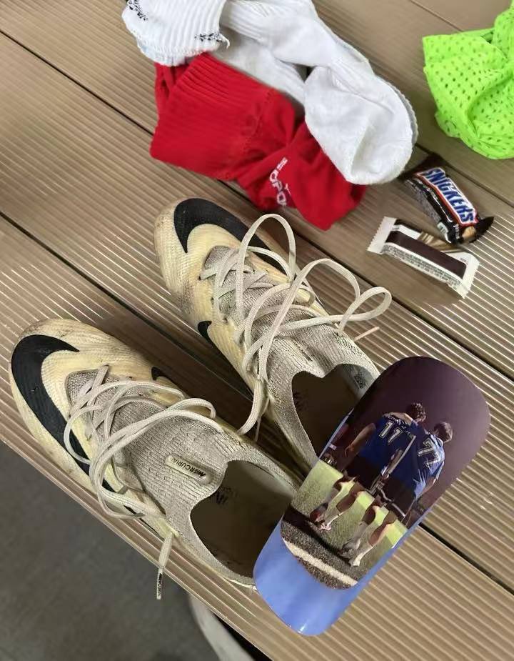 markwu29079947's tweet image. 很久前就想roll足球袜，之前离队就不再执教了机会也比较少，但当我今天回俱乐部的时候，大吃一惊，那就干脆roll几双足球袜吧，转发帖子两双足球袜两双袜套。