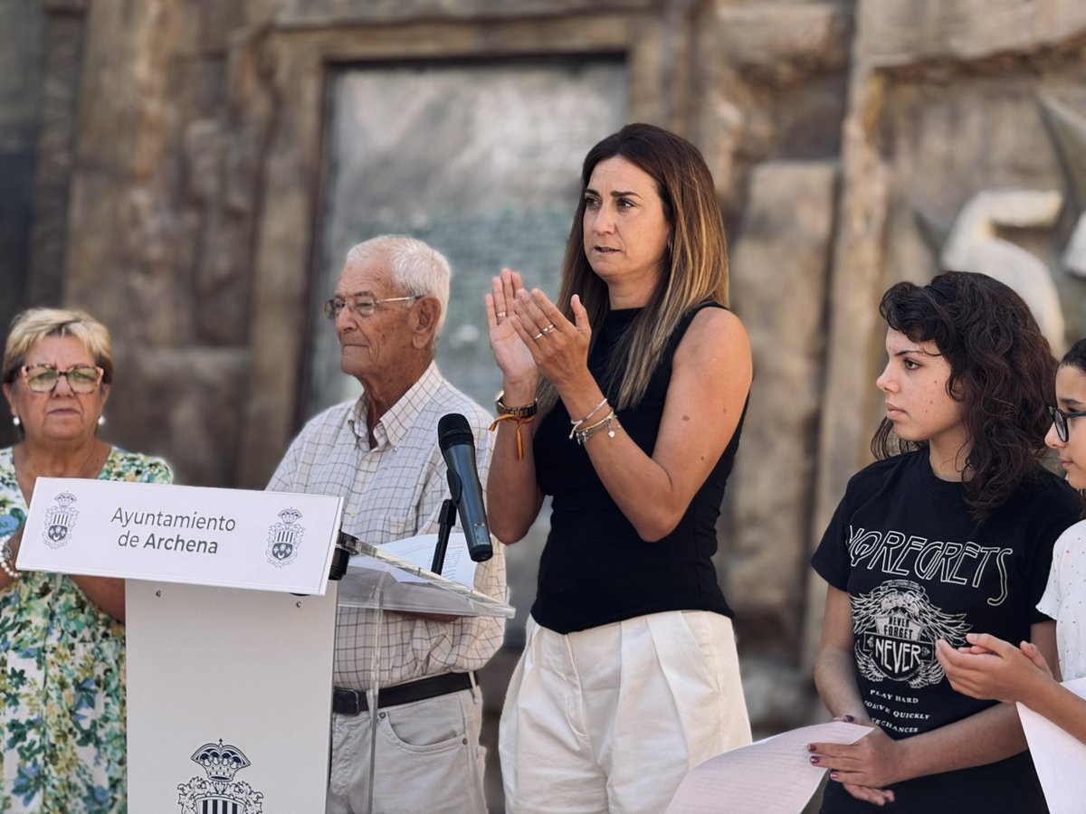 AytoArchena's tweet photo. 🧠Conmemoramos el Día Internacional del Alzheimer.

📖La alcaldesa de Archena, @Patriciaflopez , ha leído el manifiesto junto a dos alumnos del CEIP Emilio Candel y responsables de la Asociación Arzheina.

👉 Los más jóvenes nos recuerdan con su participación que la empatía y la solidaridad empiezan en la escuela.

👉 Y la asociación Arzheina sigue siendo un pilar fundamental para acompañar y apoyar a los enfermos y a sus familias en nuestro municipio.

Porque unidos —instituciones, jóvenes y asociaciones— somos más fuertes en la lucha contra el Alzheimer. 

💬 "Nadie debería perder derechos por perder memoria".

 #IgualandoDerechos #DiaMundialAlzheimer #Arzheina