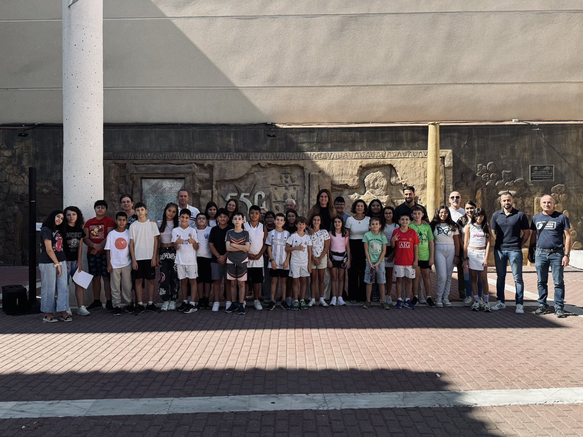 AytoArchena's tweet photo. 🧠Conmemoramos el Día Internacional del Alzheimer.

📖La alcaldesa de Archena, @Patriciaflopez , ha leído el manifiesto junto a dos alumnos del CEIP Emilio Candel y responsables de la Asociación Arzheina.

👉 Los más jóvenes nos recuerdan con su participación que la empatía y la solidaridad empiezan en la escuela.

👉 Y la asociación Arzheina sigue siendo un pilar fundamental para acompañar y apoyar a los enfermos y a sus familias en nuestro municipio.

Porque unidos —instituciones, jóvenes y asociaciones— somos más fuertes en la lucha contra el Alzheimer. 

💬 "Nadie debería perder derechos por perder memoria".

 #IgualandoDerechos #DiaMundialAlzheimer #Arzheina