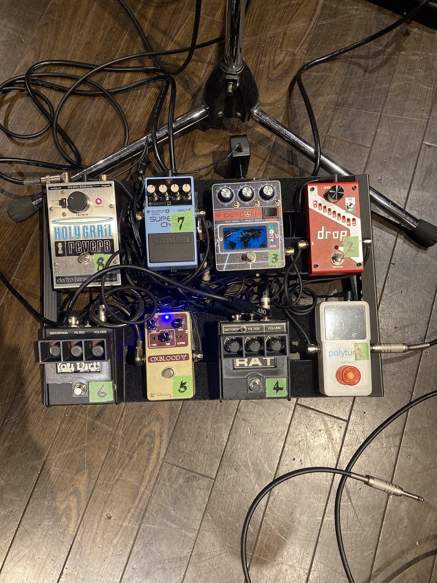 ギターRECからのスタジオだった。いまだにユタカのドラムの音のデカさに驚く。小さくてもそれは違うので、負けないように歌うしかない。
エフェクター、繋いである順番わからなくなる時があるので番号を貼った。