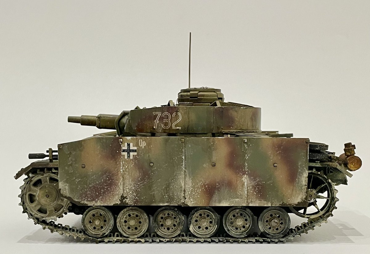 junjun_1944's tweet image. #プラモデル
#戦車
#scalemodel
タコム Ⅲ号戦車N型
パーツ少なめで作りやすいです。
ただ部分分割履帯の、たるみの造形が左右一緒なので修正する必要があります(左右で転輪位置が若干違うため)。