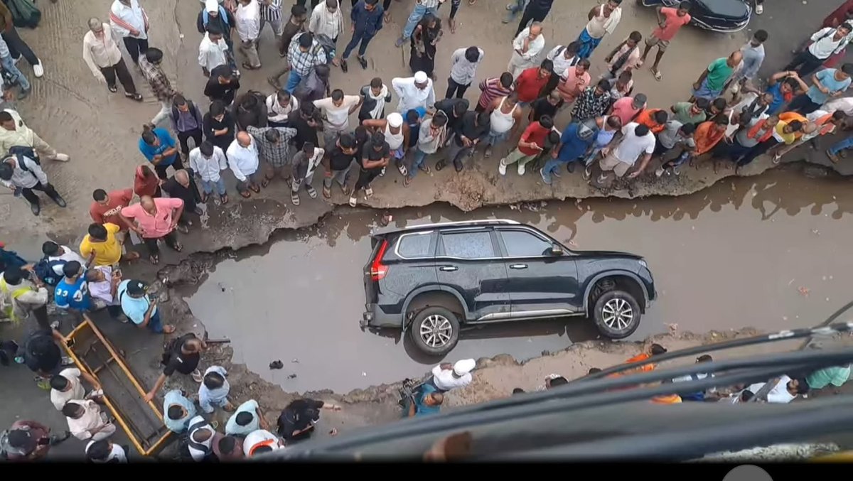 garrywalia_'s tweet image. ये एडिटेड है या असली कोई देख कर बताओ यार , इतना छोटा सा खड्डा कहाँ से आ गया 😢