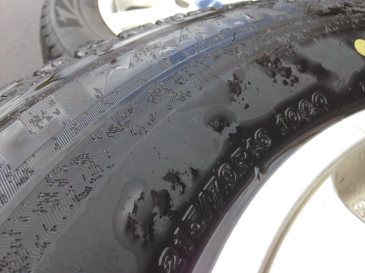 今日も沢山の買取品をお持ち頂きましてありがとうございます☺
激レアサイズのスタッドレスタイヤが入荷しました‼
🌟BRIDGESTIONE BLIZZAK VRX3 215/70R15🌟
最近では出回りが少なくなってきました。
是非お早めに～✨
スタッドレスタイヤの買取、随時受付しています‼
＃アップガレージ札幌厚別