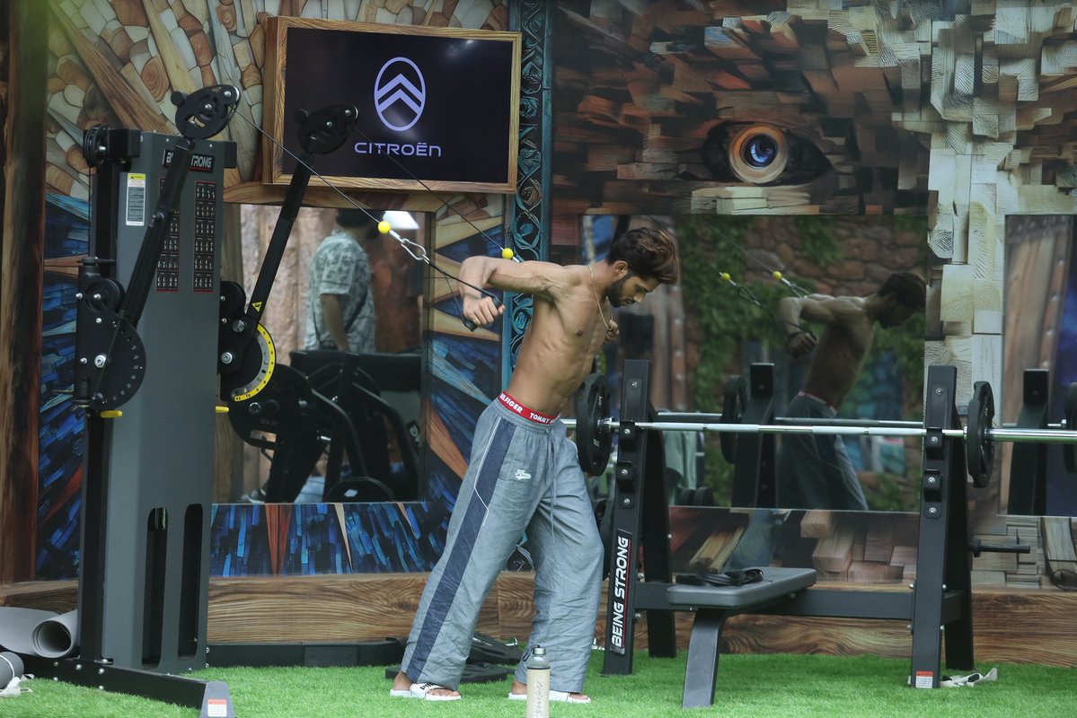 Baseer_Bob's tweet image. Not just playing the game, redefining it ❤️

.
.
#BaseerAli #biggboss19 #BaseerBob #bbkabb #bbinbb #issbaarangaar #TeamBaseer