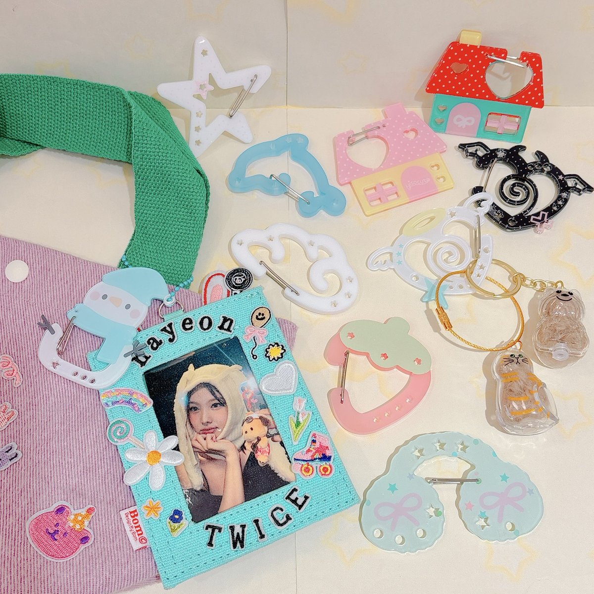 /
おしゃれな＋1アイテム🐬🍓💕
\

種類豊富なカラビナがたっくさん入荷してます⛄️❄️

色々使える万能アイテム是非ゲットしてね！☘️✨

#Ossi #推し活専門店 #推し活 #オタ活 #カラビナ #y2k