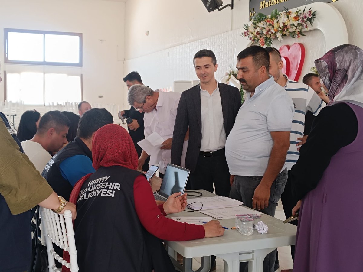 akpartihssa's tweet photo. 📍İlk Biletim İlk Bavulum Projesi
Hatay Büyükşehir Belediye Başkanımız 
  Sn.@mehmetonturktr 

Şehir dışında üniversiteyi kazanan evlatlarımızı, ilk valizlerinin içerisindeki hediye ve harçlıklarıyla beraber uğurluyoruz.

Unutmayın çocuklar, hepinizle gurur duyuyoruz. 

#Hatay’ımıza Gerçek belediyecilik hizmeti için tüm kadrolarımızla çalışacağız.
#mehmetöntürk

#Teşkilat 

       HALİL ERSEN DOĞAN
  AK PARTİ HASSA İLÇE BAŞKANI