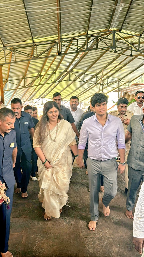 Pankajamunde's tweet photo. 📍माहूर.
नवरात्रोत्सव आणि घटस्थापना निमित्त आज देवीच्या साडे तीन शक्तीपीठांपैकी एक आणि आमची कुलदेवी असलेल्या श्री.क्षेत्र माहूर गड येथे जाऊन चि.आर्यमन समवेत श्री.रेणुकामातेचे मनोभावे दर्शन घेतले. याप्रसंगी संस्थानच्या वतीने स्वागताचा स्विकार केला.
#नवरात्रोत्सव #Mahur #Renukamata