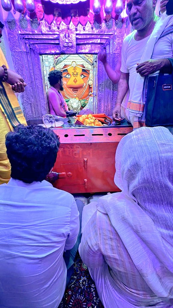Pankajamunde's tweet photo. 📍माहूर.
नवरात्रोत्सव आणि घटस्थापना निमित्त आज देवीच्या साडे तीन शक्तीपीठांपैकी एक आणि आमची कुलदेवी असलेल्या श्री.क्षेत्र माहूर गड येथे जाऊन चि.आर्यमन समवेत श्री.रेणुकामातेचे मनोभावे दर्शन घेतले. याप्रसंगी संस्थानच्या वतीने स्वागताचा स्विकार केला.
#नवरात्रोत्सव #Mahur #Renukamata