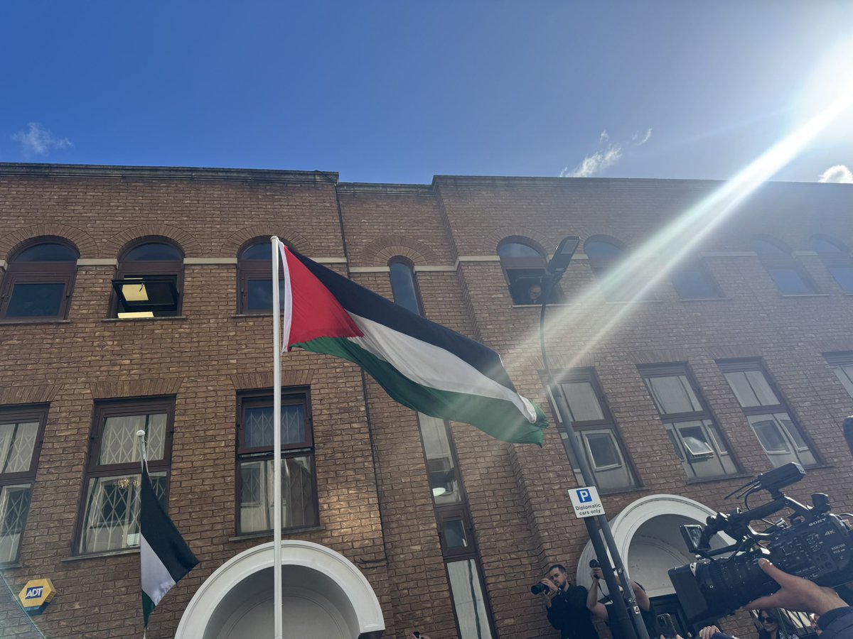 1TVINE's tweet photo. The ceremony begins. Ambassador Husam Zomlot makes an historic address to hundreds of people outside the State of Palestine Mission in London. A powerful poignant speech about the resilience of the Palestinian people as they fight for their liberation https://t.co/VFFITo4Lcs