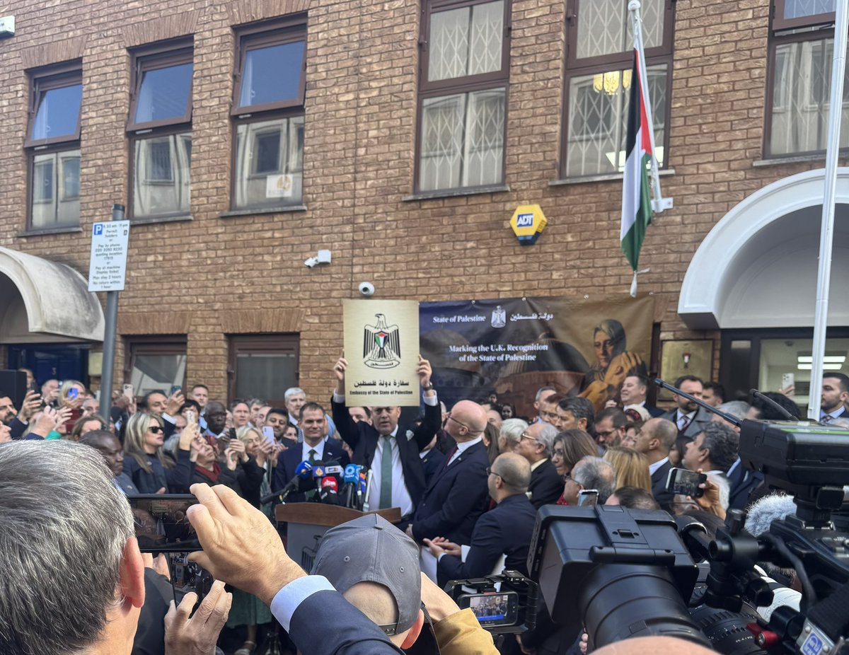 1TVINE's tweet photo. The ceremony begins. Ambassador Husam Zomlot makes an historic address to hundreds of people outside the State of Palestine Mission in London. A powerful poignant speech about the resilience of the Palestinian people as they fight for their liberation https://t.co/VFFITo4Lcs