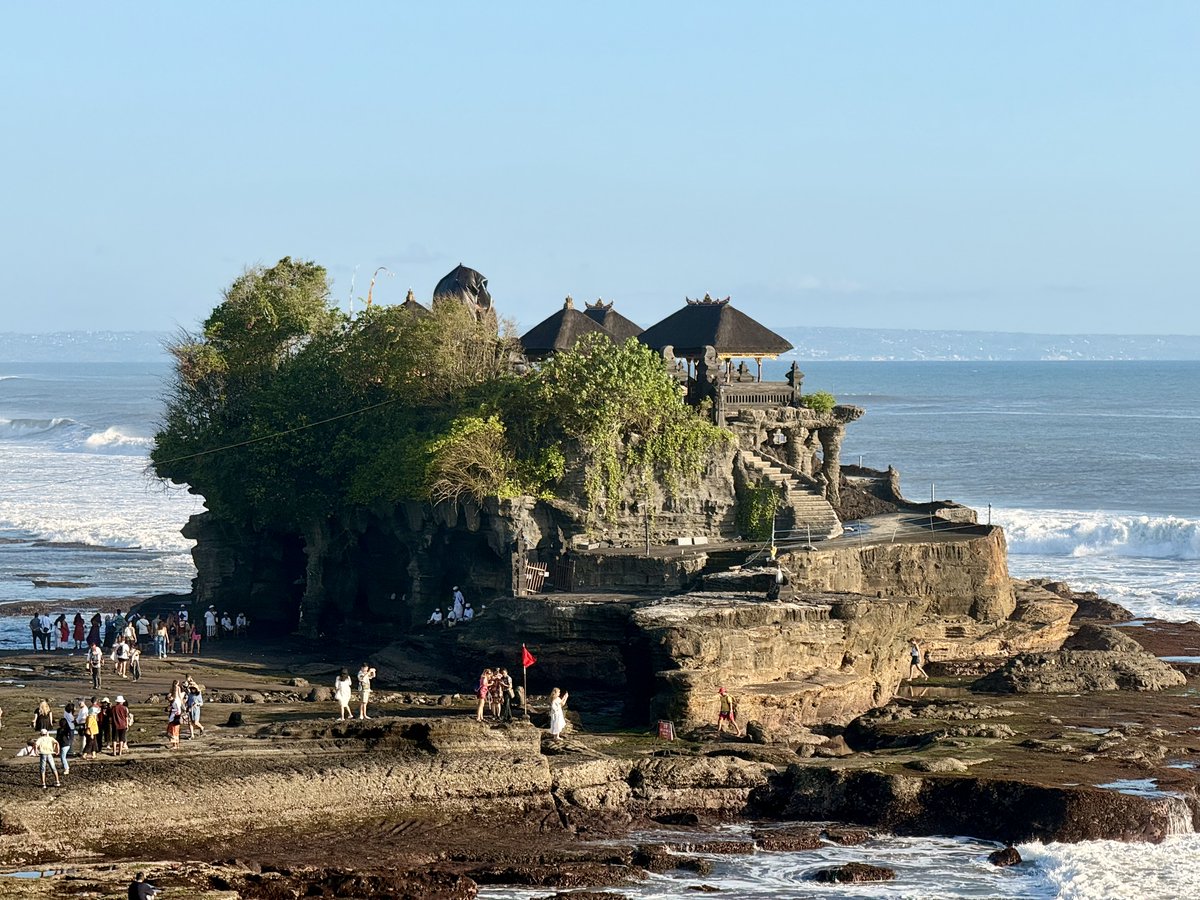 Gestern Tanah Lot bei Ebbe besucht. Zwischen Wellen, Felsen und vielen Menschen wirkt der Tempel trotzdem zeitlos.

#TanahLot #Bali #Travel #Indonesia