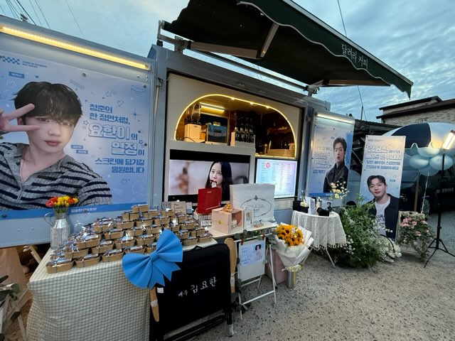 kryorangdan2021's tweet photo. ☕️ 250922 메이드 인 이태원 커피차 서포트 후기

요한이의 열정이 스크린에 잘 담기길 응원하며 커피차(&amp;쿠키박스&amp;떡볶이&amp;과일빙수)를 보냈습니다. 케잌, 꽃다발, 생일선물도 잘 전달했습니다. 모금해 주신 모든 팬분들께 진심으로 감사드립니다.

#김요한 #KIMYOHAN
#메이드인이태원 #MadeInItaewon https://t.co/Fpyx4FnYGc
