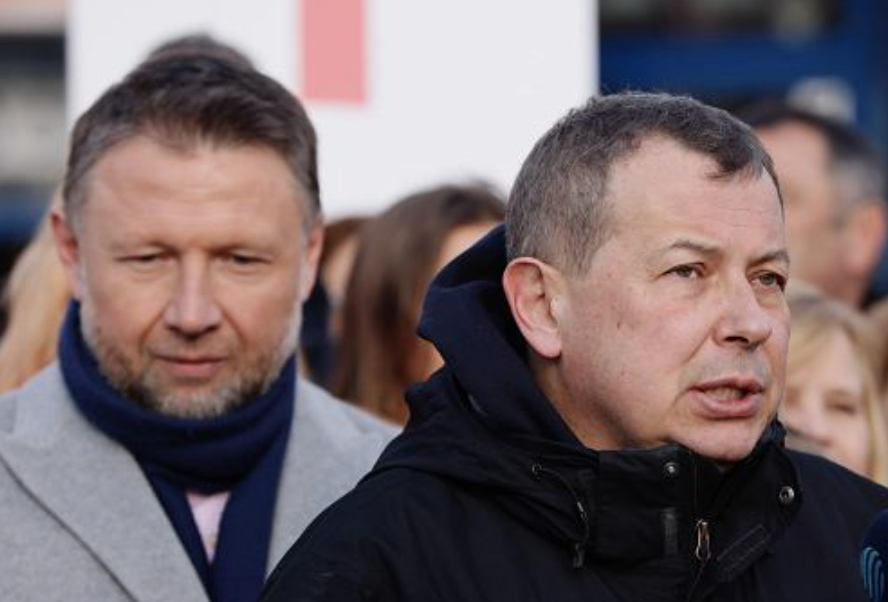JanMencwel's tweet photo. Kto wywołał największy kryzys polityczny w Koalicji Obywatelskiej od miesięcy? 

To radny Szostakowski i minister Kierwiński. Zasłużyli na miano Flipa i Flapa polityki. Chcieli dowalić "aktywistom" i Trzaskowskiemu a strzelili swojej partii samobója na skalę ogólnopolską. Brawo! https://t.co/VQ83eZWLl6