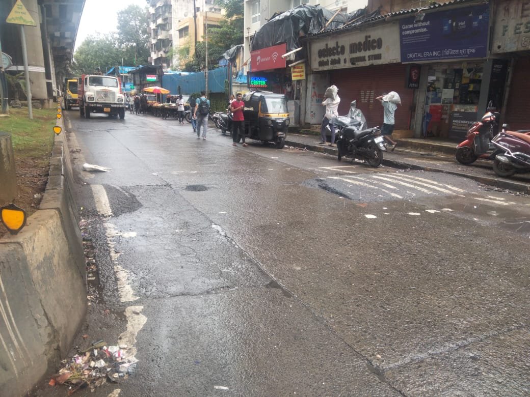 Sohail7513's tweet photo. The speed breakers on our JP road, Bhardawadi lane, Navrang Cinema, Andheri West, are either broken or uneven. Due to poor road conditions, the commuters are disturbed. @mybmc @mybmcwardKW, @AmeetSatam  kindly repair.
App: Vijay, Ali, Sohail, Sai. https://t.co/4bKQ326FWQ