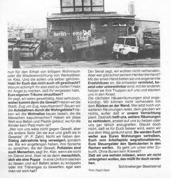 22.09.81, Berlin: Durch 2.000 Cops werden wie angekündigt acht besetzte Häuser geräumt. In den Häusern passiver Widerstand, ringsherum Aufruhr.