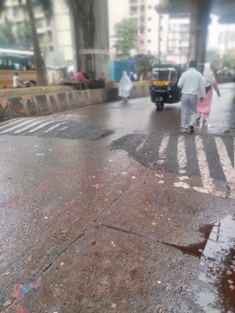 Sohail7513's tweet photo. The speed breakers on our JP road, Bhardawadi lane, Navrang Cinema, Andheri West, are either broken or uneven. Due to poor road conditions, the commuters are disturbed. @mybmc @mybmcwardKW, @AmeetSatam  kindly repair.
App: Vijay, Ali, Sohail, Sai. https://t.co/4bKQ326FWQ