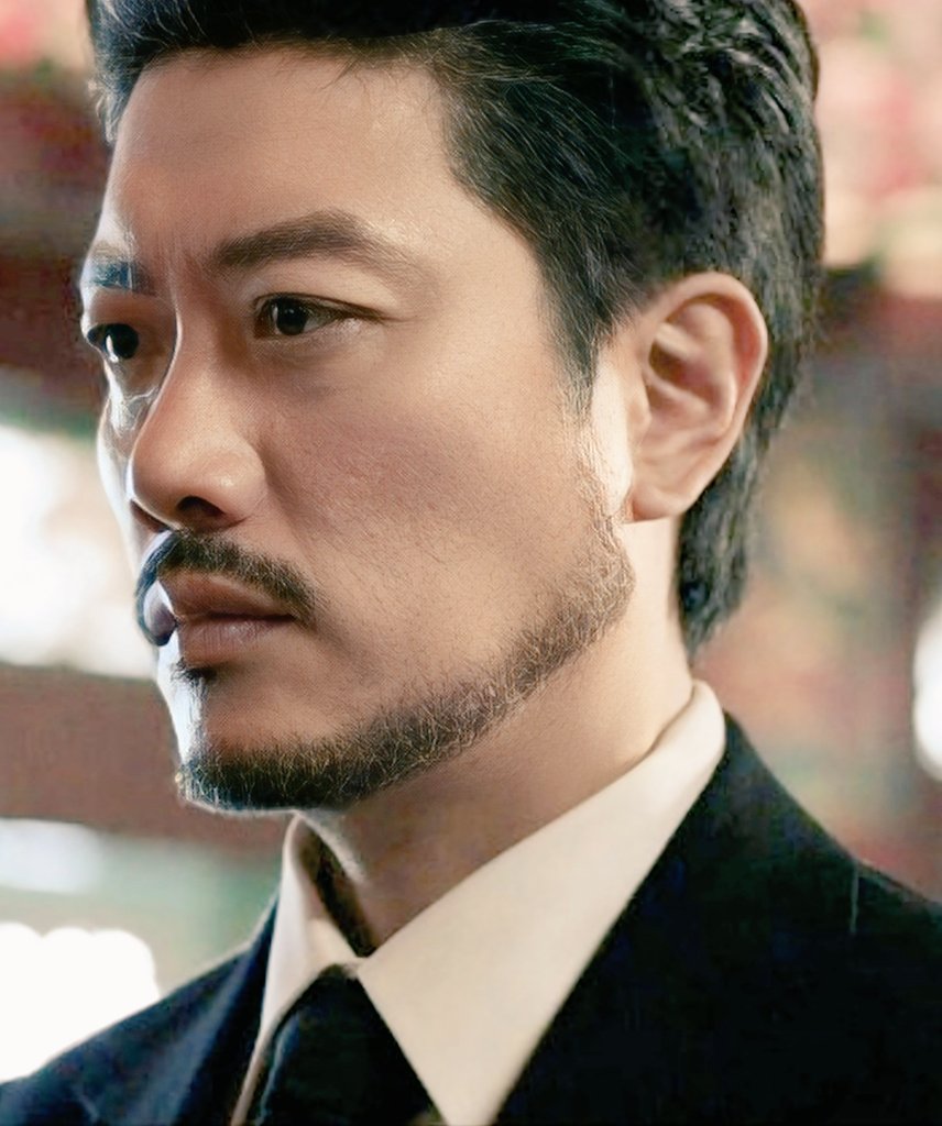 myspace1093's tweet photo. #001x456
#inhun
#หนึ่งท้าย
#myspacefic
#TheDevilsBlessing [Side Story]
: จะเอายังไง!
: พี่ใหญ่ไปเถอะ ผมยังไม่ไป
: จะไม่ไปได้ยังไง เรานัดหมอบ่ายโมงไม่ใช่เหรอ!
: ตอนนี้มัน 11 โมงเองนี่
: ก็ไปกินข้าวกับพี่ก่อน กินข้าวเสร็จก็ถึงเวลานัดพอดี
: ผมยังไม่หิวเลย
: อ้างโน่นอ้างนี่เพราะจะไม่ไปกับพี่ แต่จะรอไอ้อินโฮมันมารับใช่มั้ย!
: ไม่ใช่ซะหน่อย
: ถ้าไม่ใช่ก็ไป!

พูดจบชเวมูจินก็ตั้งท่าจะอุ้มน้องชายท้องแก่ใกล้คลอดไปที่รถ แต่กีฮุนจิกเบาะโซฟาไว้แน่น ทั้งยังร้องโวยวายเสียงลั่น จนซองแจที่ยืนอยู่ใกล้ๆ ทนมองอยู่ไม่ไหว ต้องเดินเข้ามากั้นเจ้านายตัวเองไว้ไม่ให้บังคับใจกีฮุน

: นายครับ อย่าบังคับคุณหนูเลยนะครับ
: ก็เพราะว่าฉันไม่เคยบังคับ คุณหนูของนายถึงได้ดื้อแบบนี้ไง!

มูจินโมโหน้องชายสุดที่รักหัวฟัดหัวเหวี่ยง หงุดหงิดที่ระยะนี้กีฮุนติดไอ้เบื๊อกนั่นแจ ไม่สนใจเขาเหมือนเมื่อก่อน เขาชวนไปกินข้าว กีฮุนก็บอกไม่หิว จะพาไปโรงพยาบาล กีฮุนก็ไม่ไป ปากบอกว่าไม่ได้รอ แต่เห็นชะเง้อคอ รอไอ้อินโฮเดินเข้าประตูมาทุก 5 นาที  

หงุดหงิดโว้ย!  ถ้ารู้ว่าจะมาแย่งกีฮุนไปแบบนี้ ยิงแม่งตายห่าไปตั้งแต่วันนั้นก็ดีหรอก

: มองหามันอยู่ได้ ไอ้เบื๊อกนั่นมันไม่มาหรอก!
: เดี๋ยวเขาก็มา
: ไหนบอกไม่ได้รอมันไง!
: ทำไมพี่ใหญ่ต้องดุผมด้วย 😭
: นายครับ  อย่าดุคุณหนูเลยนะครับ
: นายไปไกลๆหน้าฉันได้มั้ยซองแจ! รำคาญ!

เห็นพี่ชายหงุดหงิด กีฮุนก็ค่อยๆตะเกียกตะกายลุกขึ้นจากโซฟา จะไปนั่งเล่นข้างสระว่ายน้ำ แต่แค่ขยับตัว ทั้งมูจินและซองแจก็ถลาเข้ามาประคองเขาเอาไว้

: จะไปไหน! / คุณหนูจะไปไหนครับ?
: จะไปนั่งเล่นแถวๆสระว่ายน้ำ
: เดี๋ยวผมพาไปครับ

ซองแจจะเข้ามาช้อนตัวกีฮุนขึ้นอุ้ม แต่ชเวมูจินเอาตัวกันไว้

: นายไม่ต้อง  ฉันอุ้มเอง!
: ผมเดินไปเองได้

กีฮุนเบี่ยงตัวออก แต่มูจินช้อนร่างกลมป้อมขึ้นอุ้มแล้วเดินลิ่วออกไปทันที

: เดินเองเดี๋ยวก็หน้ามืด หกล้มไปแบบวันนั้นอีก!

ปากดุกีฮุนเสียงแข็ง แต่เวลาวางกีฮุนลงบนโซฟาตัวยาว พี่ชายของเขากลับทะนุถนอมกีฮุนราวกับไข่ในหิน

: พี่มีนัดไม่ใช่เหรอ? มีนัดก็รีบไปเถอะครับ
: อยู่ใกล้พี่มันอึดอัดมากหรือไง ถึงได้ชอบไล่ให้พี่ไปที่อื่น
: เปล่าซะหน่อย ทำไมพี่คิดแบบนั้นล่ะ
: ก็เห็นเดี๋ยวนี้อะไรๆก็เรียกแต่ไอ้อินโฮ 
: ก็ผมเห็นพี่อารมณ์ไม่ค่อยดี ผมก็เลย ..
: ก็เลยทำไม?
: ก็เลยไม่อยากรบกวนพี่
: เรื่องของนายไม่เคยรบกวนฉัน

กีฮุนยิ้ม เอนตัวเข้าไปกอดเอวพี่ชาย ซุกหน้าลงกับหน้าท้องแกร่ง ก่อนจะเงยขึ้นมองคนที่ไม่มีรอยยิ้มประดับบนใบหน้า แต่กลับกอดไหล่กีฮุนไว้หลวมๆ

: ผมขอบคุณพี่ใหญ่มากนะครับ 
: ขอบคุณเรื่องอะไรล่ะ?
: ขอบคุณทุกเรื่องเลย ขอบคุณที่ไม่โกรธผม ขอบคุณที่ไม่ทะเลาะกับแก๊งซาจา ขอบคุณที่ค่อยๆเลิกทำธุรกิจผิดกฎหมาย แล้วก็ขอบคุณที่ให้โอกาสอินโฮ
: ฉันก็แค่ไม่อยากให้หลานฉันเป็นกำพร้า

กีฮุนยิ้ม กอดกระชับเอวสอบแน่น พูดอู้อี้อยู่กับร่างสูงของคนเป็นพี่ชายเสียงแผ่ว

: ผมรักพี่นะ
: พูดอะไร .. ไม่ได้ยิน
: ผมบอกว่าผมรักพี่
: อะไรนะ? พูดให้มันดังๆหน่อยซิ
: ผม รัก พี่ มู จิน  ผม รัก พี่ ใหญ่ มากๆเลยครับ

กีฮุนตะโกนลั่น ก่อนจะหัวเราะออกมาเสียงใส และเสียงหัวเราะนั้นเองก็ทำให้ชเวมูจินหลุดหัวเราะออกมาเช่นกัน