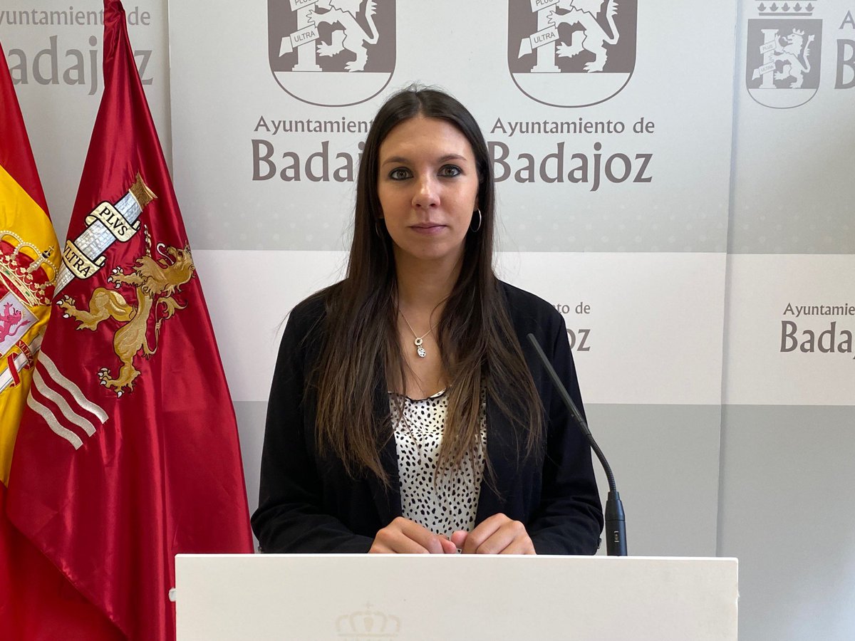 psoebadajoz's tweet photo. 🚧 El PSOE exige a la Junta accesos seguros al campo de fútbol y al cementerio de Gévora en la EX-209
👉 “Es inaceptable que para entrar o salir haya que jugarse la vida”, denuncia Sara Durán
📌 Pedimos proyecto y partida en los #Presupuestos2026
#VamosConBadajoz #EX209 #Gévora
https://t.co/Yg9BR7X3tE