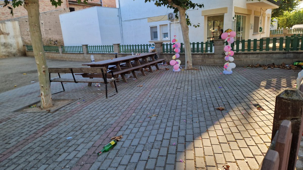 La Plaça del Terrall no és un abocador.
Després d'una festa d'aniversari la plaça ha quedat plena de deixalles.
Entenem que es vulgui celebrar i gaudir dels espais del poble (per això hi són) però recollir després  és el mínim que podem fer per respecte als altres i al poble.