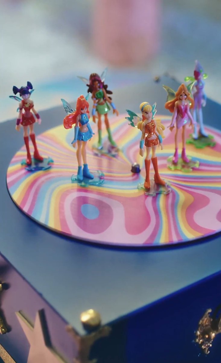 Turkish girl group 'Manifest' will release a song for Winx on October 3rd. The Winx dolls on the music box are so nostalgic, I like it.