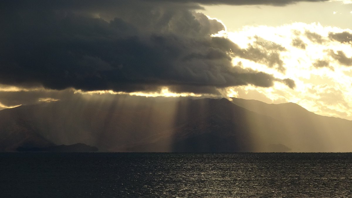 Van’da bulutların arasından süzülen ışık huzmeleri mest etti