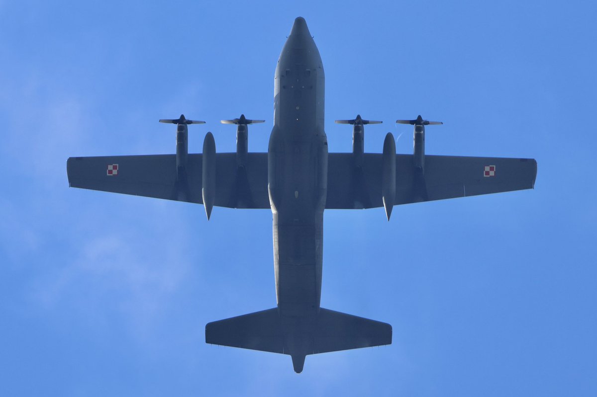Polish Air Force C-130E Hercules (Reg: 1501) performing low-level flyover after takeoff from (EHGR) (h/t <a href="/MStam46994/">Zeeland_photographer✈️🚁🇳🇱</a> for the heads up)

#NLspot #aviation #avgeek #aviationphotography #planespotting #watvliegter