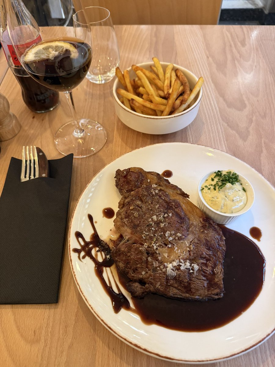 Svårt att hitta en bättre ensamlunch en måndag

Willy Ohlson på hallen - peka ut biten du vill äta och säg hur mycket och vad för tillbehör. 10 min senare: