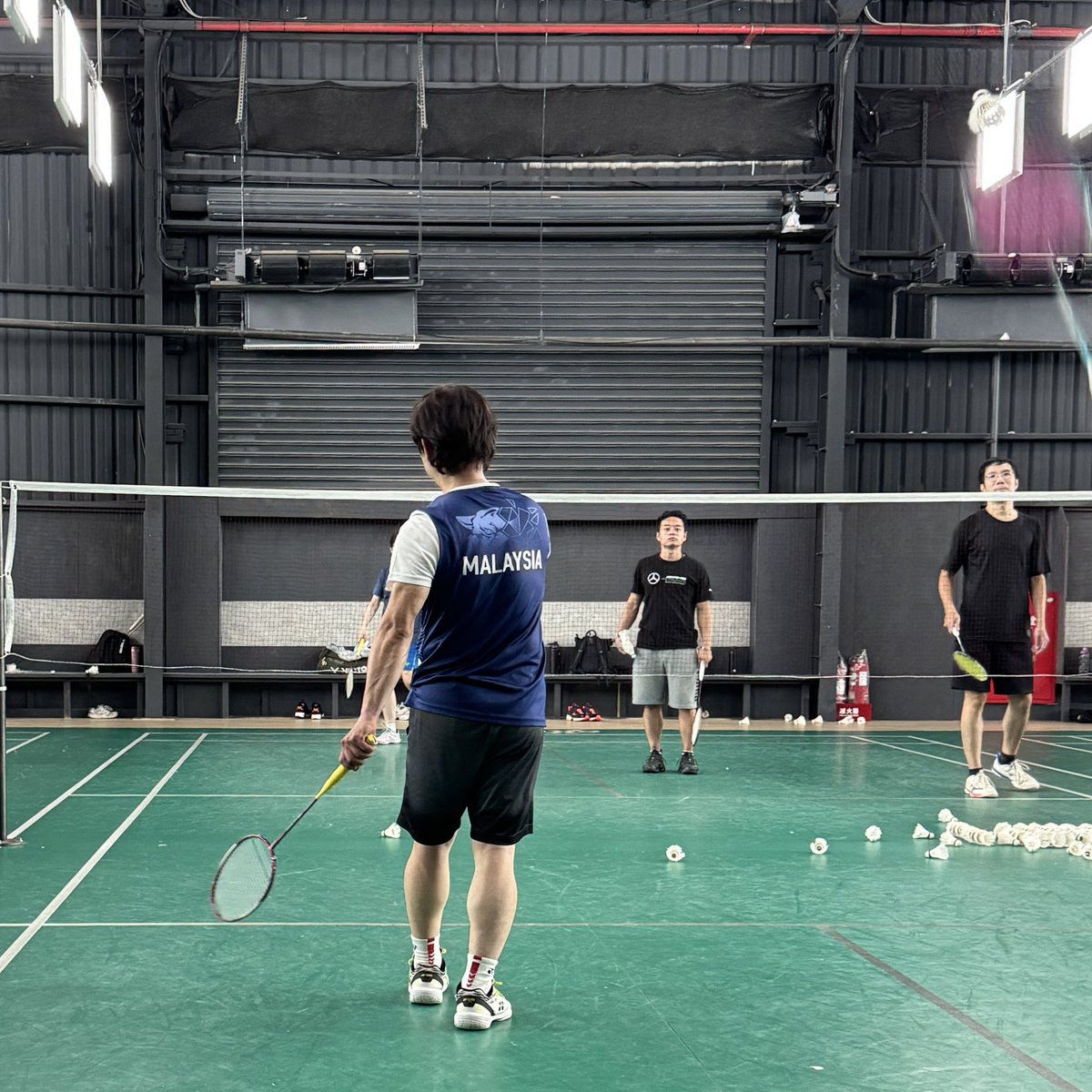今天被副總叫進去辦公室說要我成立羽球社，大家真的都好瘋狂😂