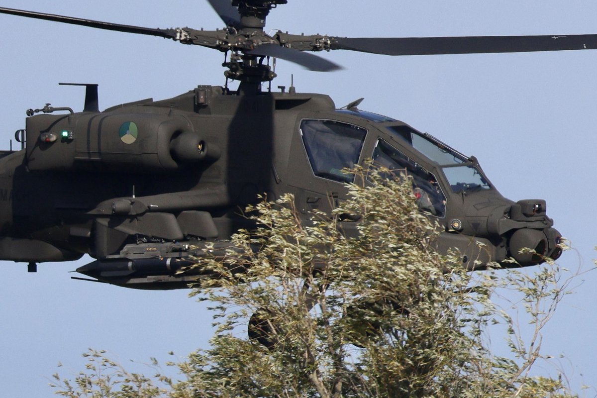 Happy days - with Falconleap over, RNLAF Apaches are back training in GLV IX - note the 230-gallon external fuel tank, not a typical load out.

#NLspot #aviation #avgeek #aviationphotography #planespotting #watvliegter