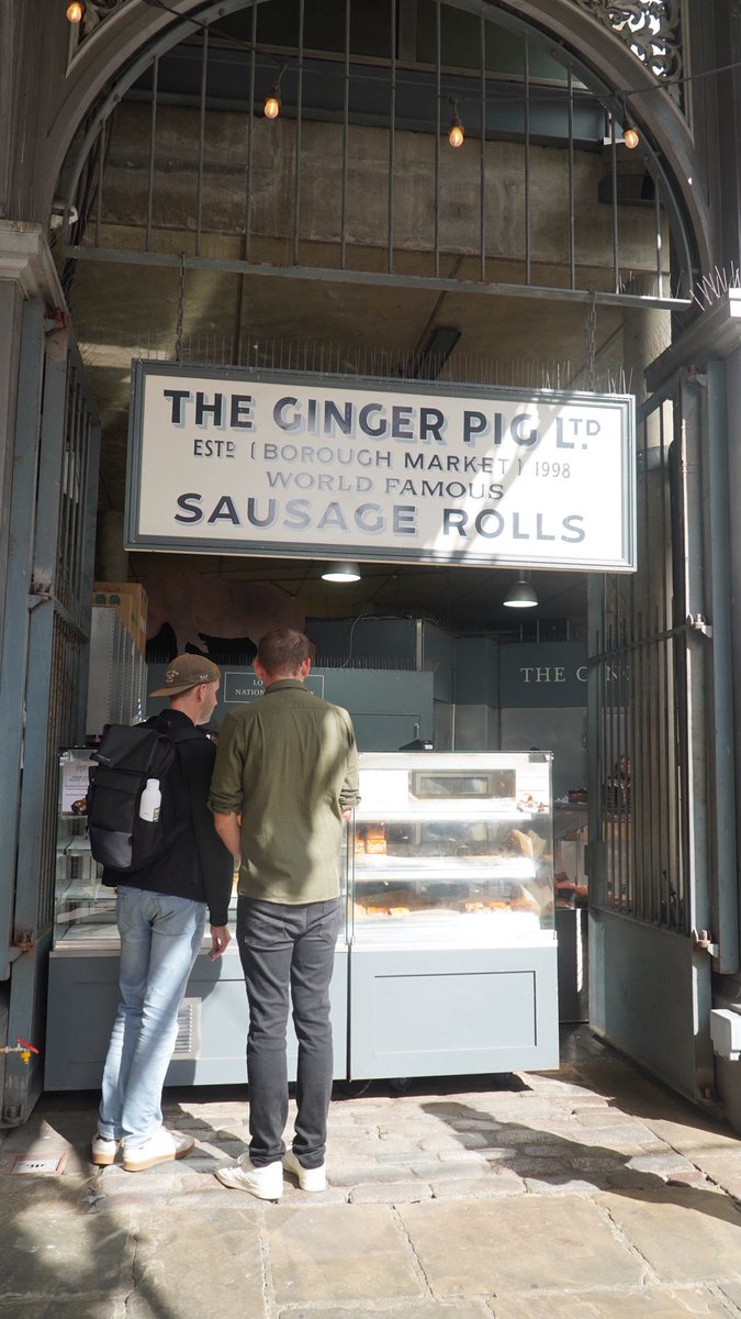 philosophycurry's tweet image. イギリス料理！ソーセージロールが有名なバラマーケットGinger pigのスパイシーラムロール。とにかくでかい。パイ生地から染み出す油の量に恐れ慄きながらも大口で食べ進める。二郎の小サイズくらいはカロリーあるだろう。