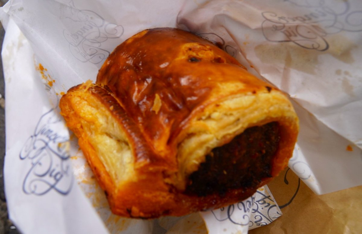 philosophycurry's tweet image. イギリス料理！ソーセージロールが有名なバラマーケットGinger pigのスパイシーラムロール。とにかくでかい。パイ生地から染み出す油の量に恐れ慄きながらも大口で食べ進める。二郎の小サイズくらいはカロリーあるだろう。
