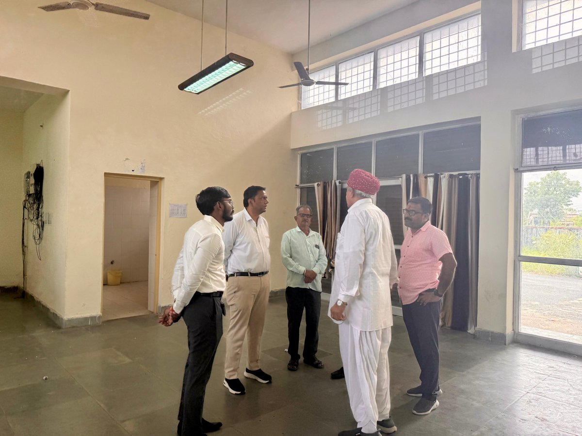 lumbaram64's tweet photo. सिरोही हवाई पट्टी का ड्यूज एविएशन अकैडमी टीम के साथ निरीक्षण कर फ्लाइंग क्लब (ट्रेनिंग सेंटर) की संभावनाओं पर चर्चा की। यह पहल युवाओं को नई उड़ान देगी।
#सिरोही #जालौर #FlyingClub
@BJP4India @BJP4Rajasthan @BhajanlalBjp @RajCMO https://t.co/kOfbEFQVSD