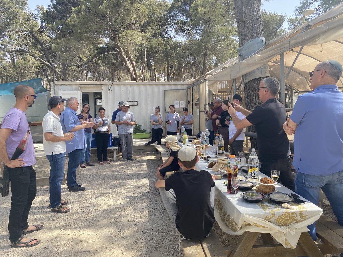 שנה טובה  ומבורכת עם הרבה תגליות וחידושים. שנזכה לראות איך הכל מסתדר לטובה. 

התמונות מהשתלמות צוות בהר הבית והרמת כוסית לשנה החדשה במצפה המשואות.