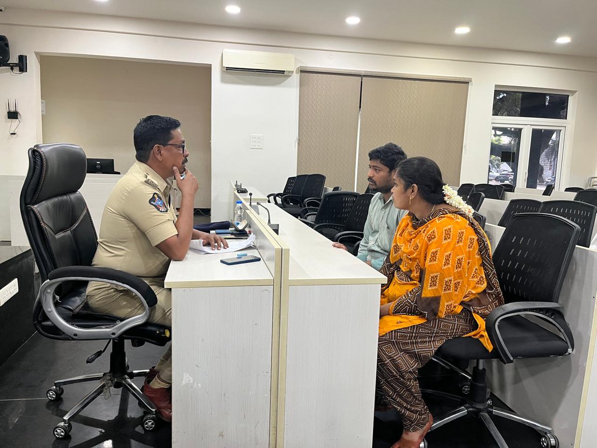 police_guntur's tweet image. PGRS”ద్వారా పారదర్శకతతో వేగంగా ప్రజల ఫిర్యాదుల పరిష్కారానికి కృషి చేస్తాం....
జిల్లా ఎస్పీ శ్రీ వకుల్ జిందాల్ ఐపీఎస్ గారు...
@APPOLICE100
#grivence
#ProblemResolution
#publicsafety
#CrimePrevention
#womensafety
#gunturspoffice
#guntur
#socialmediacell